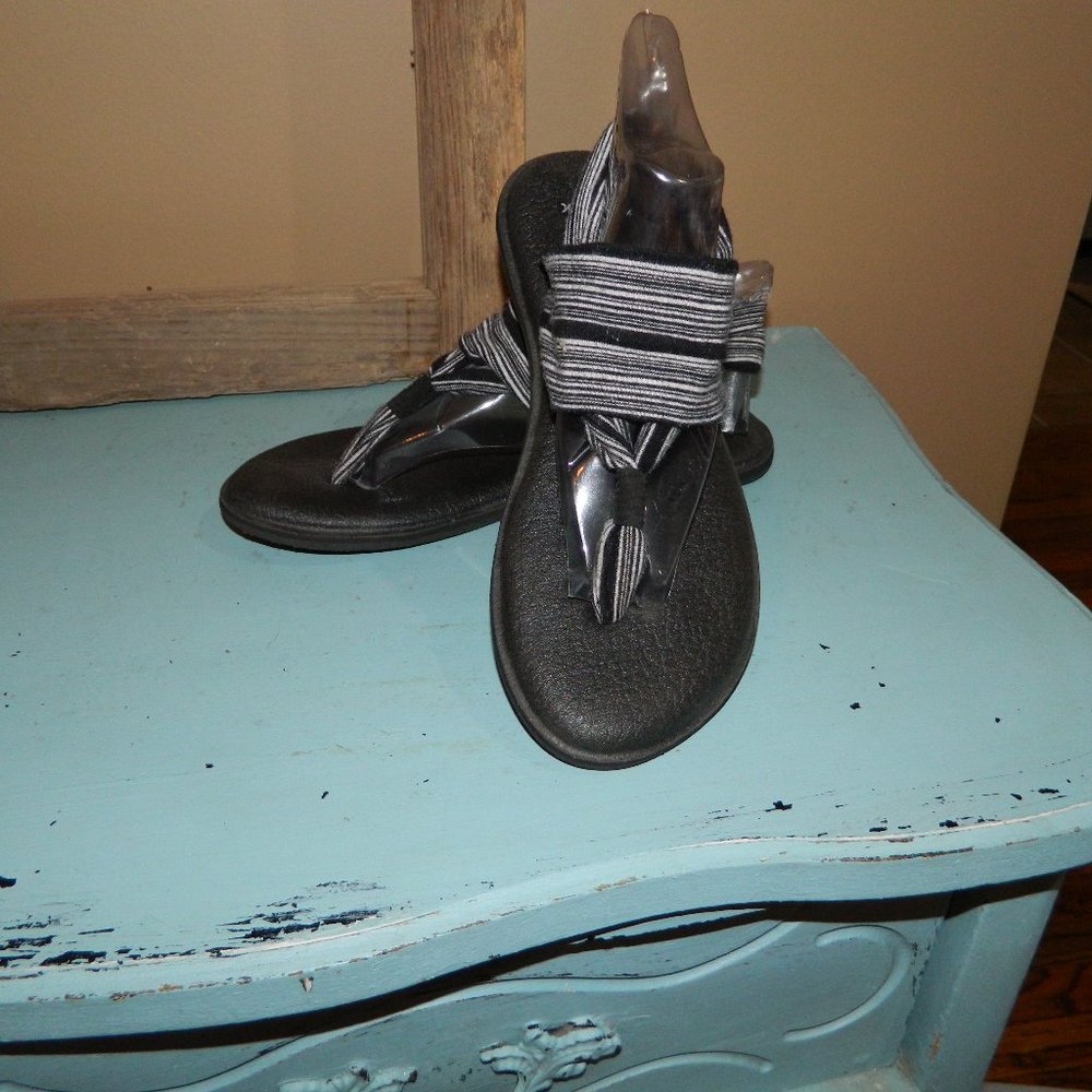 Sanuk Black White Sling Sandals Size 8